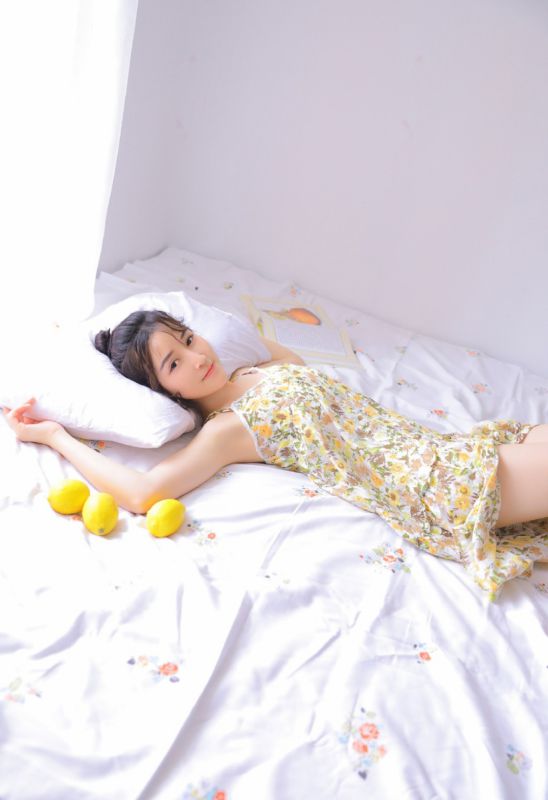 娇小白嫩美女私房床上惹火性感风骚图片