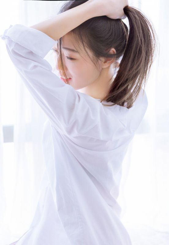 黑色内衣爆乳美女模特裸露香肩性感私房写真