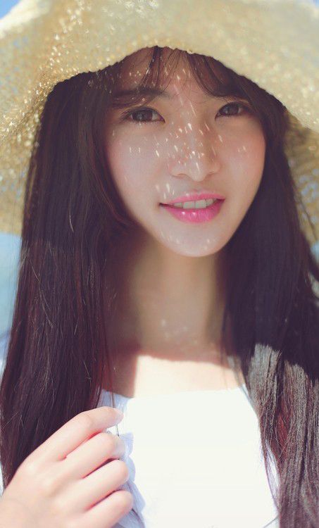 清纯美女海边迷人写真照
