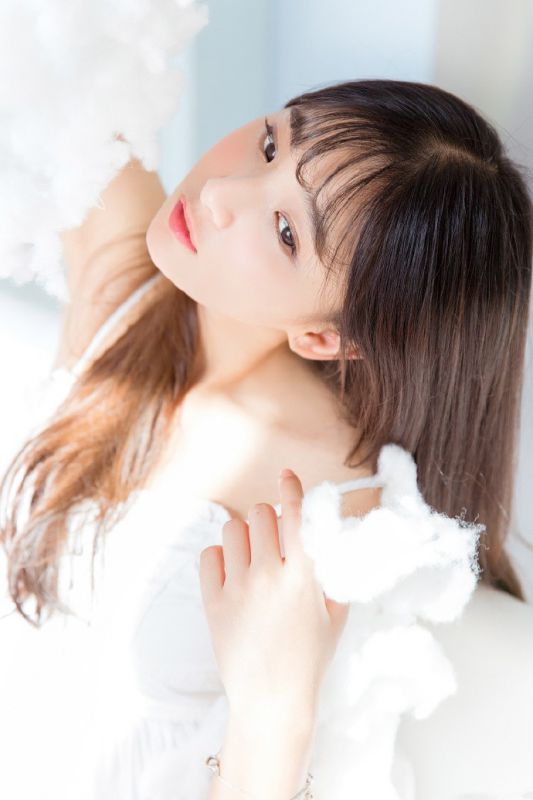 清纯长发女孩氧气养眼销魂眼神邪魅写真