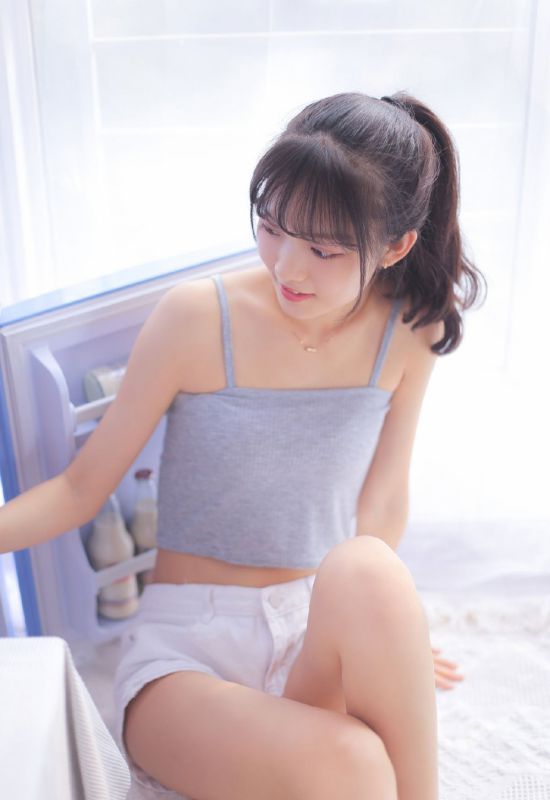 马尾辫清纯少女私房长腿吊带性感香肩写真