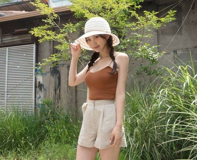 混血美女麻花辫大奶深沟丰韵户外写真
