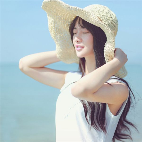 清纯美女海边迷人写真照