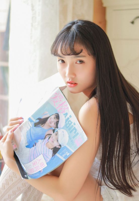 白嫩黑长直御姐私房长腿诱惑写真