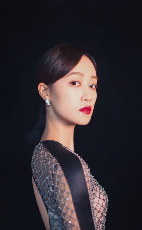 美女御姐蓝盈莹露背开叉性感长腿明星写真