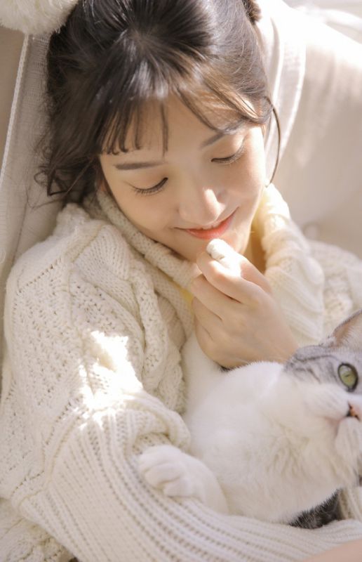 养猫少女冷艳氧气美艳温柔目光漂亮美女写真