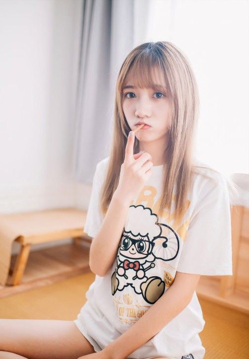 长发时尚少女美腿热裤甜美迷人笑容写真