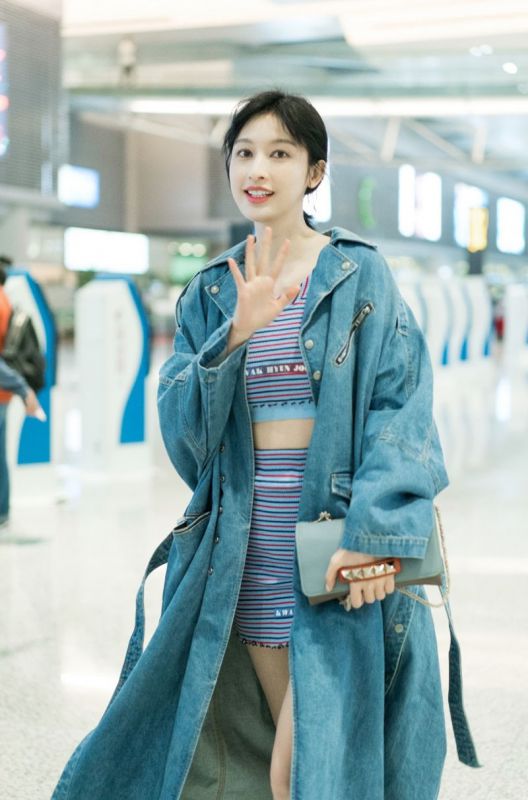 秀丽尤物美女张俪白皙美腿生活照写真图片
