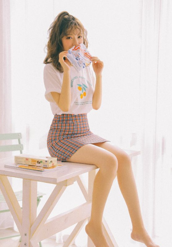 自然卷辣妹室内丰满身材狂野女孩写真