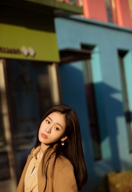 街头明星气质少女张碧晨户外时尚香艳写真图片