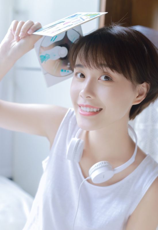 日系短发少女白皙居家空灵氧气清新写真
