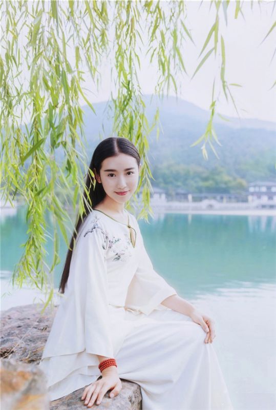 清纯古典风美女户外迷人写真
