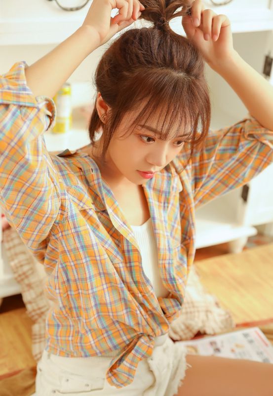 火辣嫩模美女吊带背心热裤长腿养眼写真图片