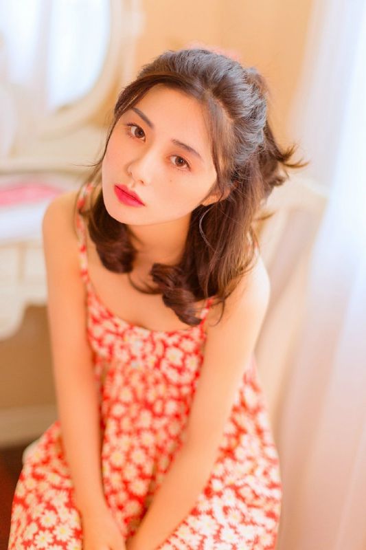 邻家少女闺蜜短裙玉足冷艳性感写真