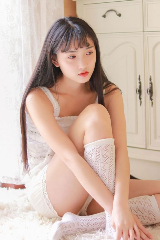 白嫩黑长直御姐私房长腿诱惑写真
