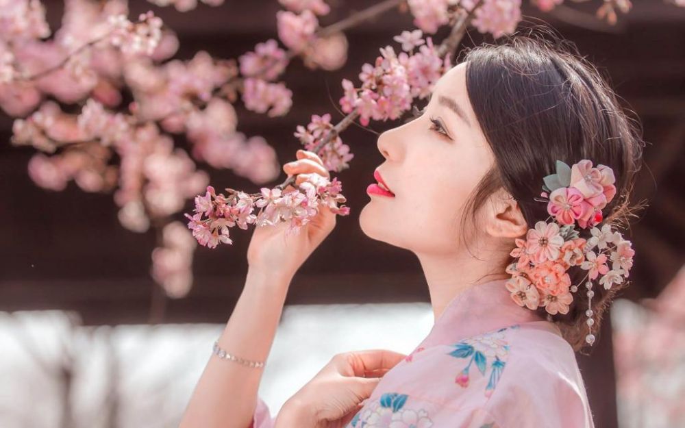 日本美女樱花妹和服户外大胆人体艺术写真