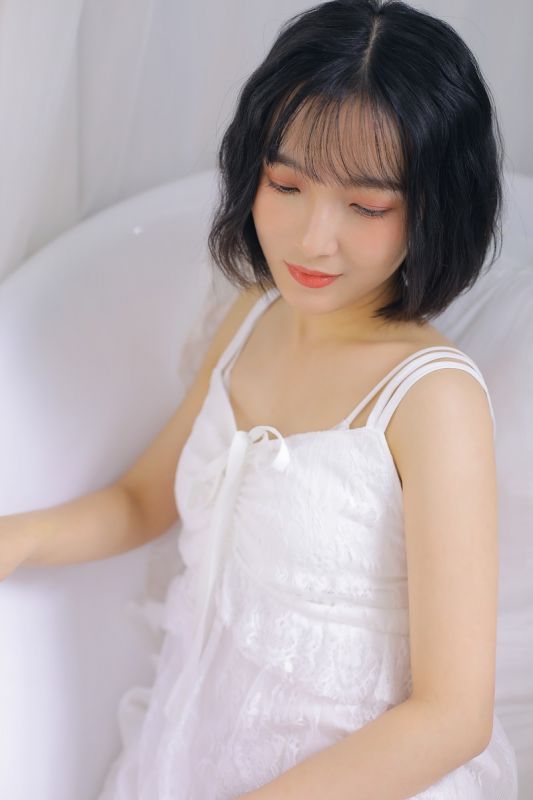 短发白嫩少妇吊带酥胸深沟长裙清纯诱惑写真图片
