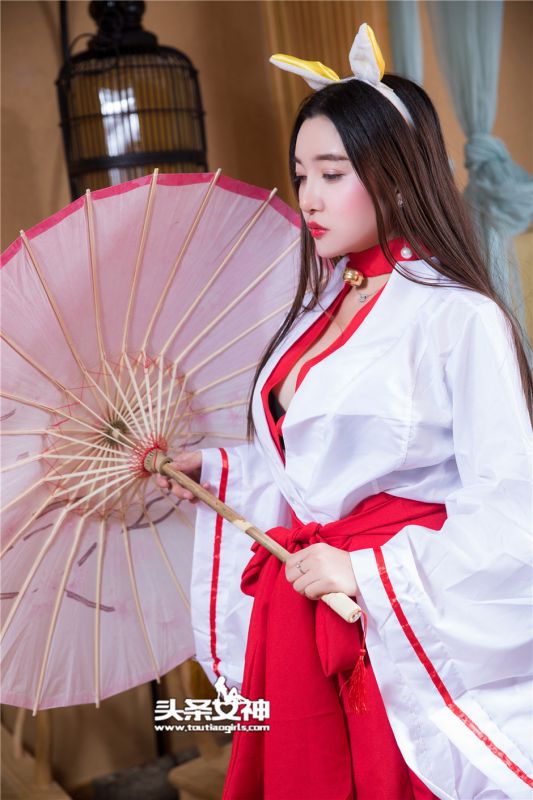制服诱惑大奶美女御姐性感露鲍鱼人体艺术写真图片