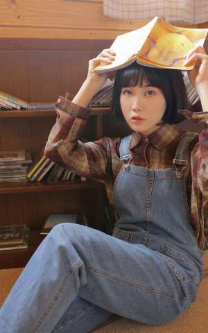 文学少女学生妹室内牛仔背带裤清纯写真