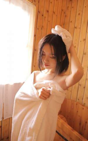 洗澡美女真空裹胸丰满美乳雪肌性感撩人写真