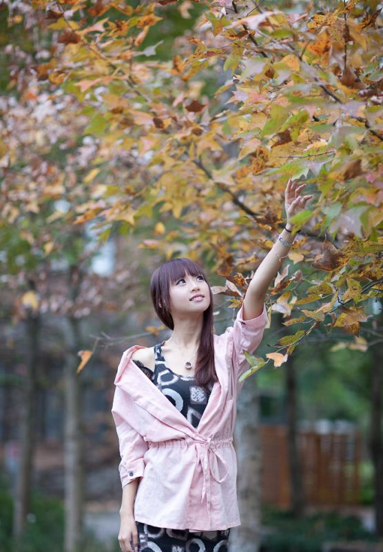 美女校花户外迷人写照
