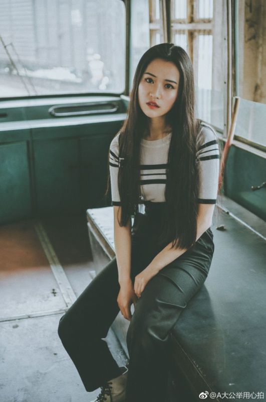 街拍叛逆腹黑少女背带牛仔裤车轨复古人像写真