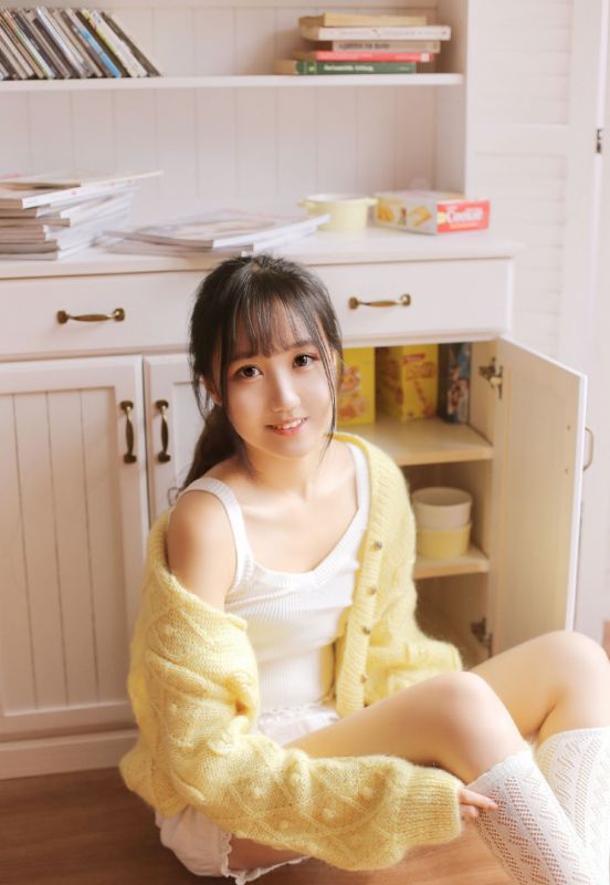 邻家爱吃薯片女孩马尾辫可爱小清新写真图片