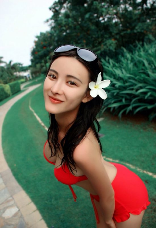 朱韵淇火辣比基尼诱人写照