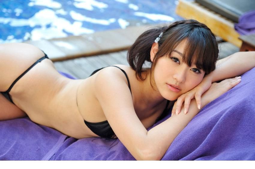 西野翔妖娆黑色比基尼写照