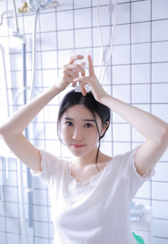 萝莉少女私房洁白睡裙小清新美女写真