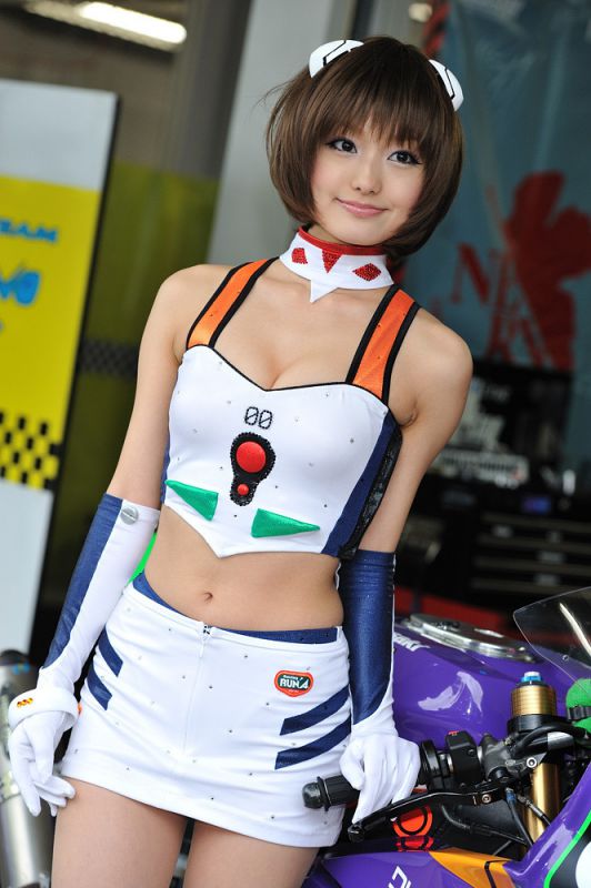 性感车模水谷望爱大秀迷人乳沟
