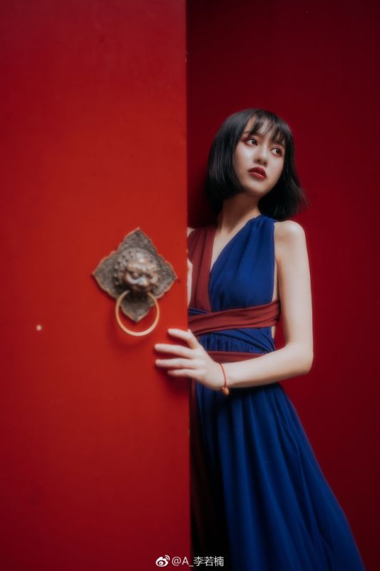 漂亮御姐香肩丰腴抚媚姿势性感冷艳美人图片