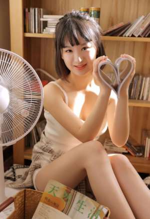 吊带内衣美女模特娇嫩玉体香艳美腿大胆私房写真