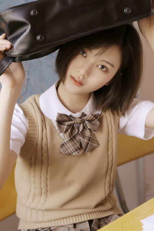 帅气冷艳眼神少女教室洒脱自由写真图片