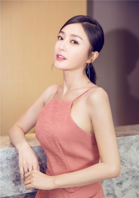 秦岚闺房肚兜裙香肩火辣性感吊带美女明星写真