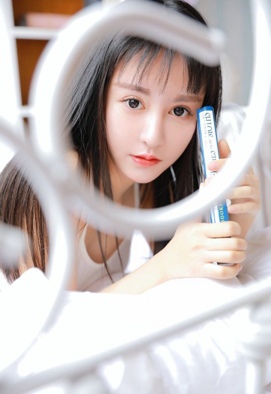 忧郁气质村花酥胸深V乳沟春光诱惑私房写真