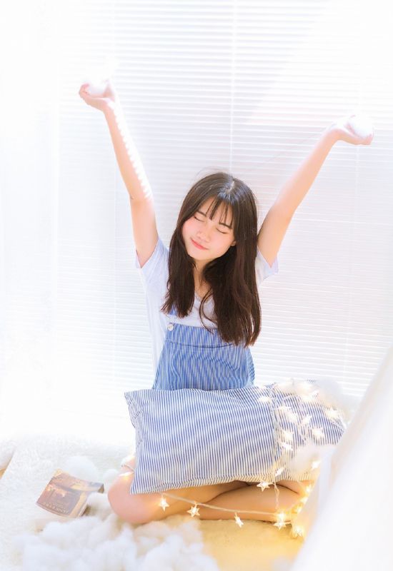 长发美少女冷艳诱人牛仔背带裤可爱写真