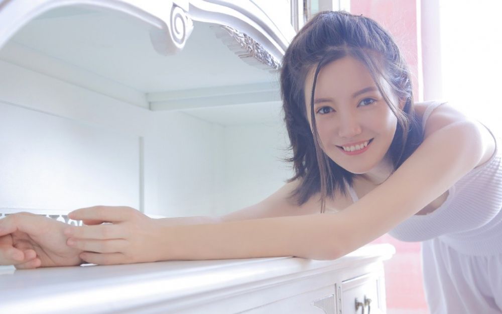 吊带爆乳美女大尺度美足人体私房写真