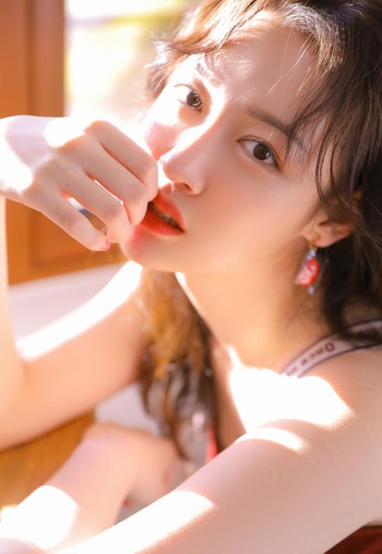 五官精致美少女阳光唯美白嫩爆乳性感人体艺术图片