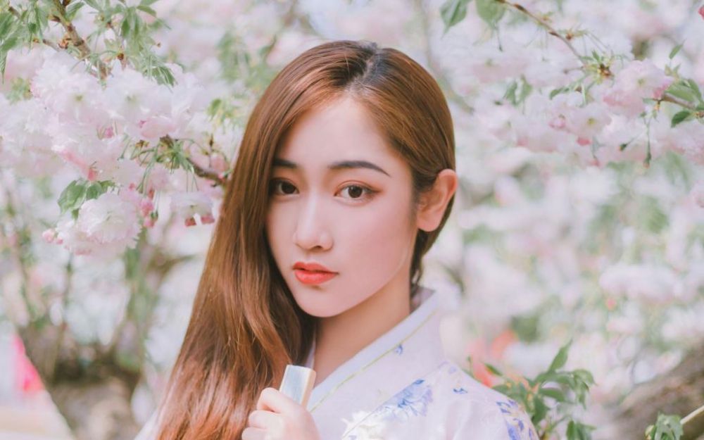 日本美女樱花妹和服户外大胆人体艺术写真