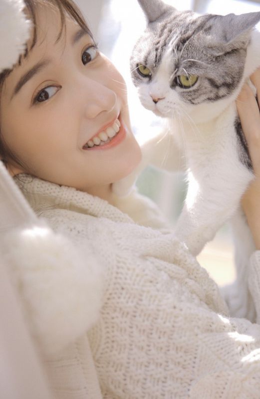 养猫少女冷艳氧气美艳温柔目光漂亮美女写真