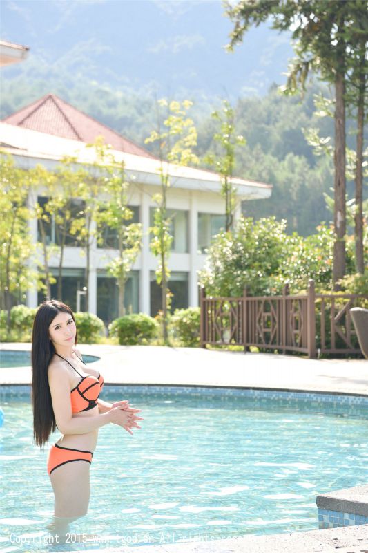 性感比基尼美女顾欣怡旅拍秀傲人双峰
