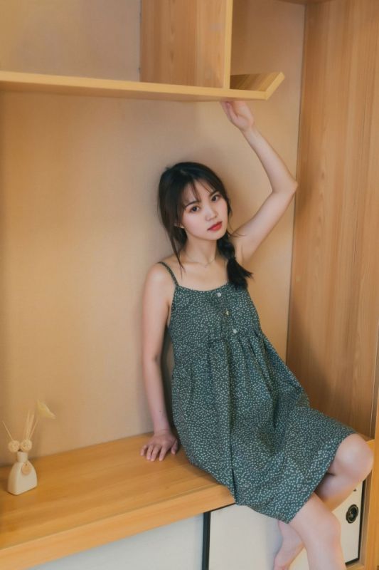 清纯素人少女麻花辫吊带裙居家香艳私房写真