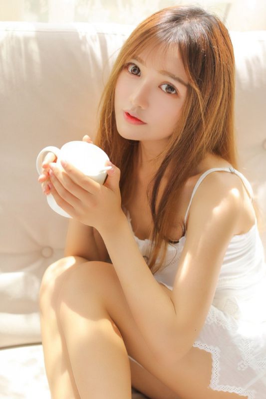 大胸美女模特半裸后背性感床上诱惑写真