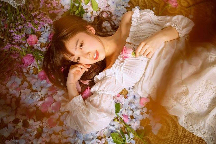 家有幼妻长发漂亮少妇居家长裙性感诱惑写真
