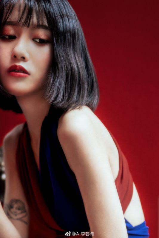 漂亮御姐香肩丰腴抚媚姿势性感冷艳美人图片