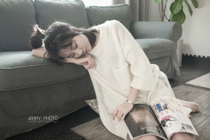 清纯美女嫩模姜迪居家毛衣修长美腿风骚写真
