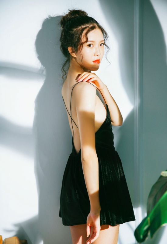 性感美少女胳肢窝美腿玉足丰韵白嫩写真