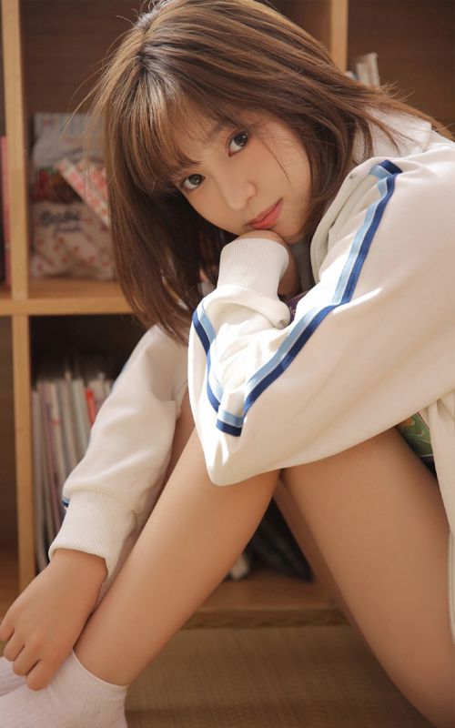运动短发美女元气可爱吊带背心清纯巨乳萌妹写真