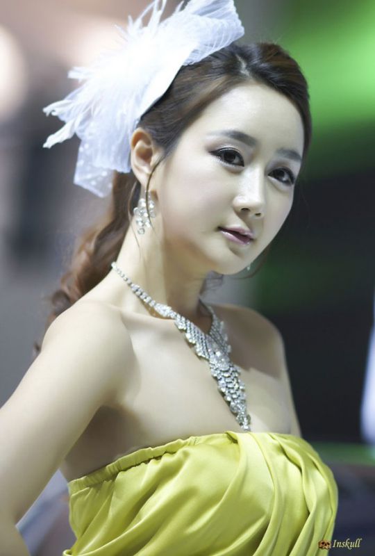 韩国美女韩彩衣车展露迷人乳沟